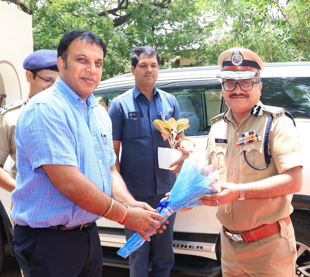  ఘన స్వాగతం పలికిన సీపీ, కలెక్టర్, డీసీపీ 